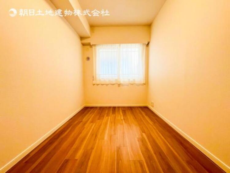 内装 採光を確保した明るい室内は風通しも良く穏やかな時が流れます！様々な生活スタイルにも対応可能な間取り。採光もアクセントの一つとして。この明るい好みの空間で読書をしたり、音楽を聞いたりと一人の時間も充実！ 