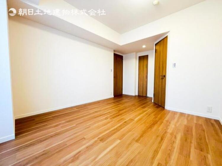 内装 自分の時間を充実させながら心豊かにできるプライベート空間！！穏やかな寛ぎを届ける仕様のゆとりある居室。個室のお部屋が欲しいという要望に応える設計で、過ごす時間が長くてもゆったり落ち着いて過ごせそう！！ 