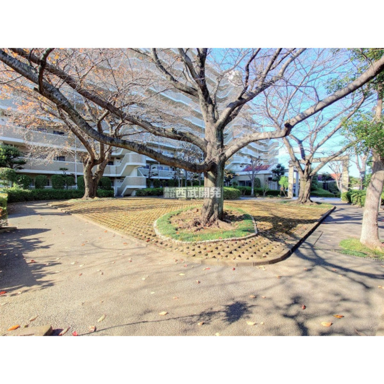 その他 エントランス前の敷地内庭園