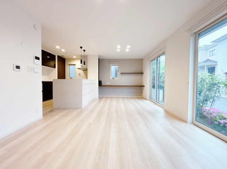 居間 忙しく過ぎゆく日常を置き去るほど、ゆったりした時間が流れるリビング。