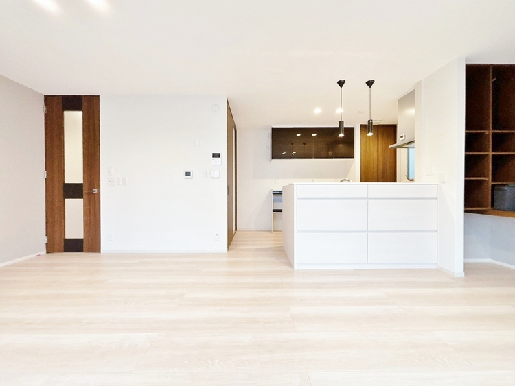 居間 飾り過ぎないシンプルな内装と偏り過ぎないデザインで統一しました。