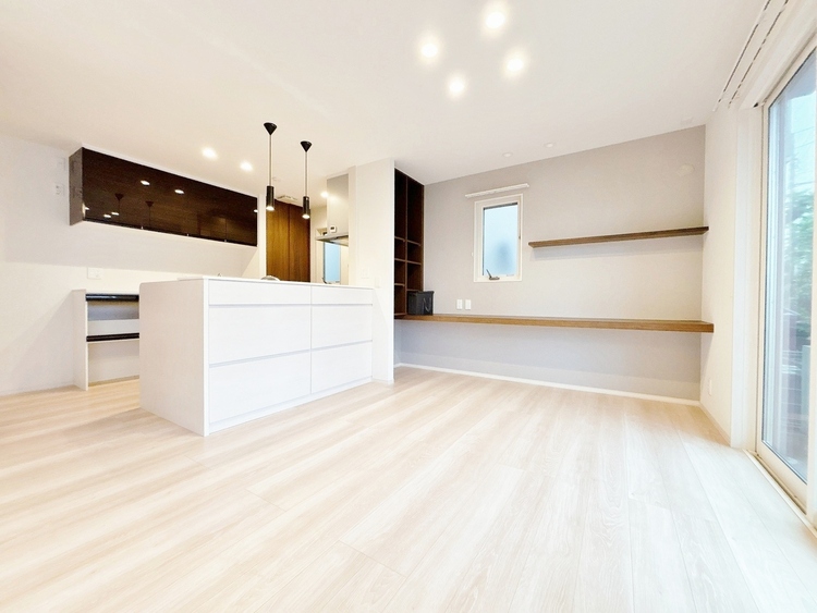 居間 快適に過ごす毎日を求めて、暮らしの中でご自身の「マイホーム」に創り上げてください。