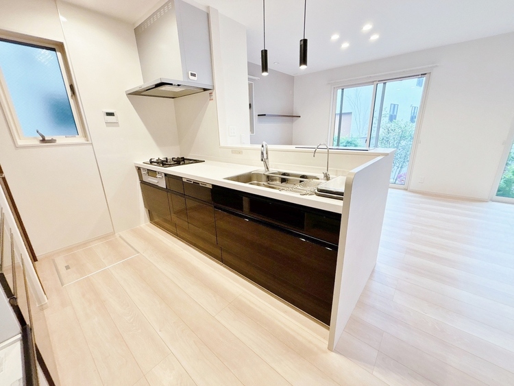 キッチン スマートな意匠と充実の機能を備えたキッチンが、暮らしにおいしい彩りを添えます。