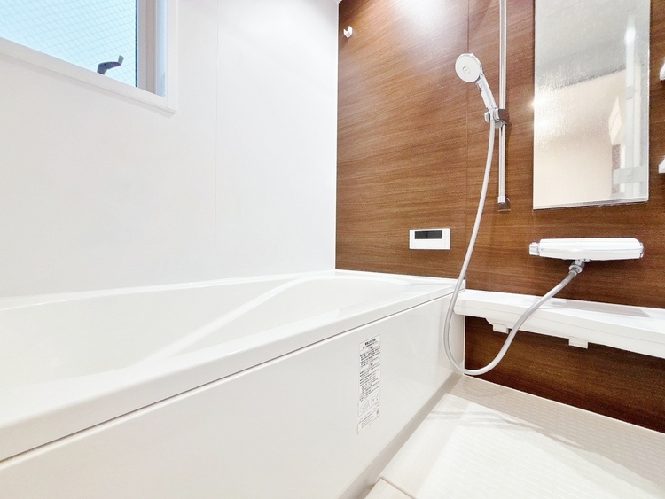 風呂 一日の疲れを癒すバスルームは、心地よいリラックスを叶える清潔感溢れる空間です。