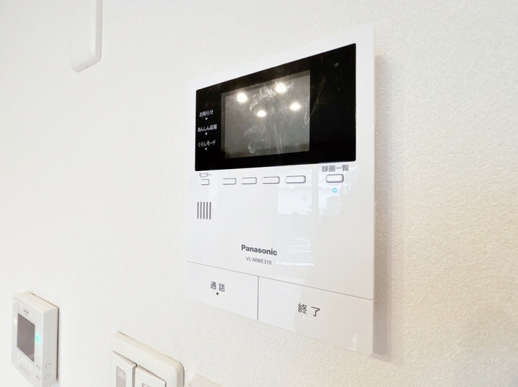 設備 来訪者と通話ができ、モニターで姿が確かめられるインターホンを採用。暮らしの安心感を一層高めます。