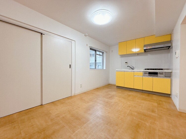 居間 忙しく過ぎゆく日常を置き去るほど、ゆったりした時間が流れるリビング。