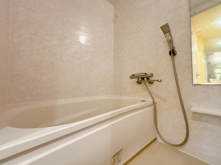 風呂 一日の疲れを癒すバスルームは、心地よいリラックスを叶える清潔感溢れる空間です。