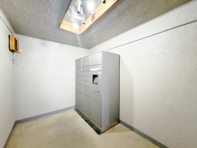 設備 共用部分の宅配ボックスです。留守中の荷物受け取りもできるので、安心して外出ができますね。