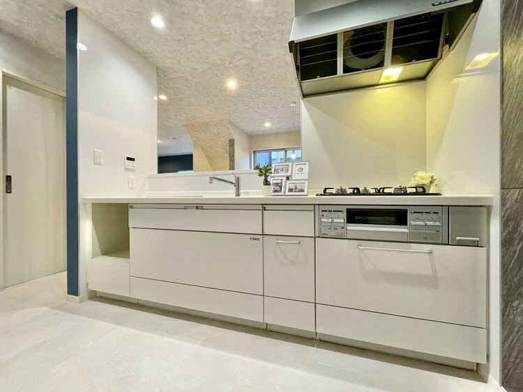 キッチン スマートな意匠と充実の機能を備えたキッチンが、暮らしにおいしい彩りを添えます。