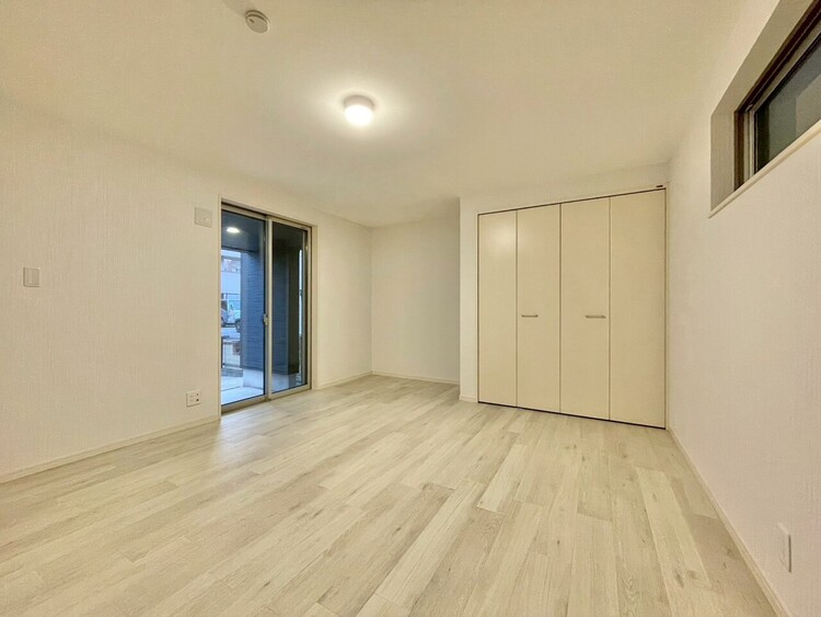 寝室 ベッドも十分に設置するスペースがあります。