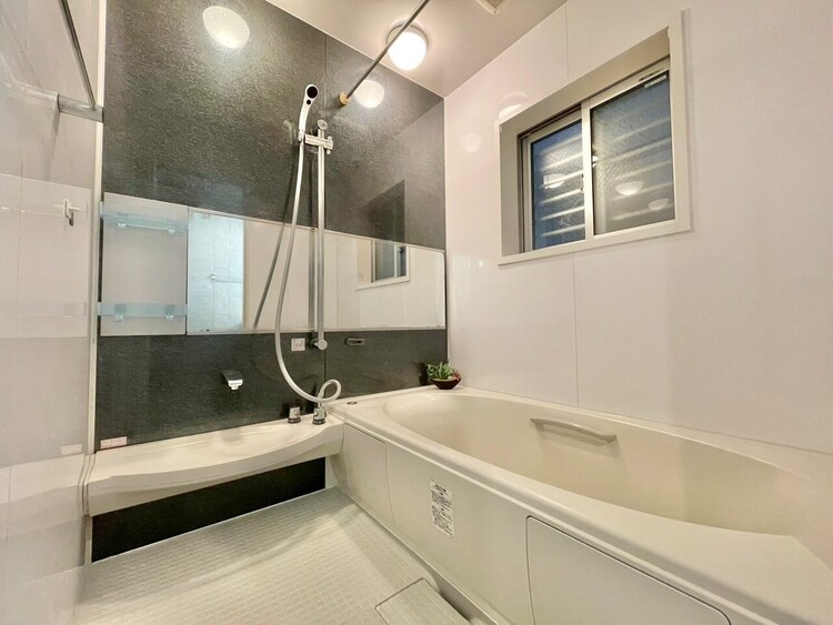 風呂 一日の疲れを癒すバスルームは、心地よいリラックスを叶える清潔感溢れる空間です。