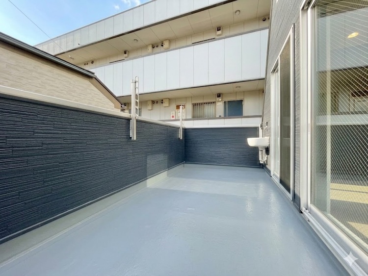 バルコニー 暮らしの中で、光と風を演出してくれるバルコニー。