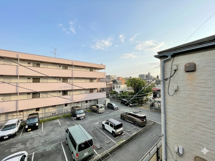 バルコニー 窓を開けると広がる青空。心をリフレッシュして日々を過ごしていきましょう。