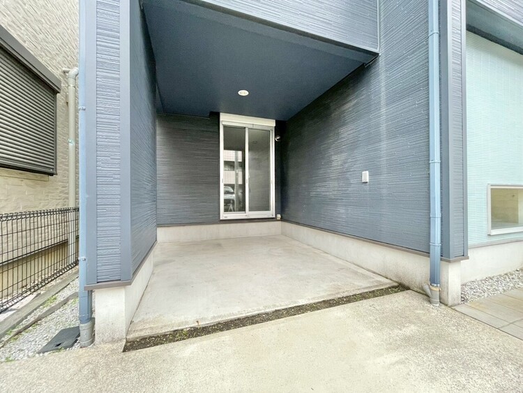 駐車場 本物件の駐車スペースです。車種制限のある場合もございますので、お気軽にお問い合わせくださいませ。