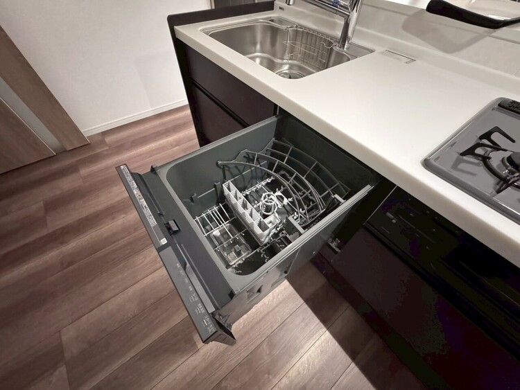 設備 食器洗いの負担を軽減。手荒れを抑えて、節水効果も見込めます。省スペースのビルトインタイプです。