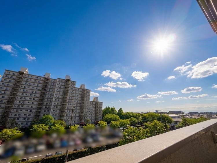 バルコニー 窓を開けると広がる青空。心をリフレッシュして日々を過ごしていきましょう。