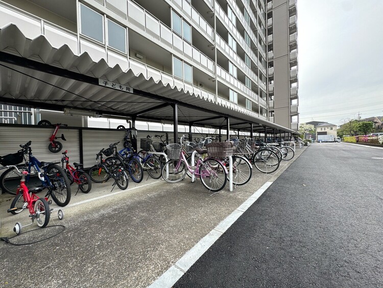 その他 きちんと整備された駐輪場。住む方の心遣いが感じられます。