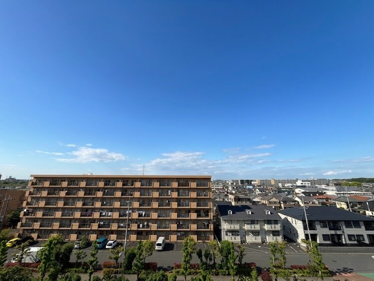 バルコニー 窓を開けると広がる青空。心をリフレッシュして日々を過ごしていきましょう。