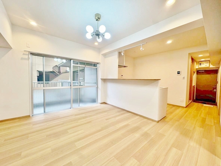 居間 飾り過ぎないシンプルな内装と偏り過ぎないデザインで統一しました。