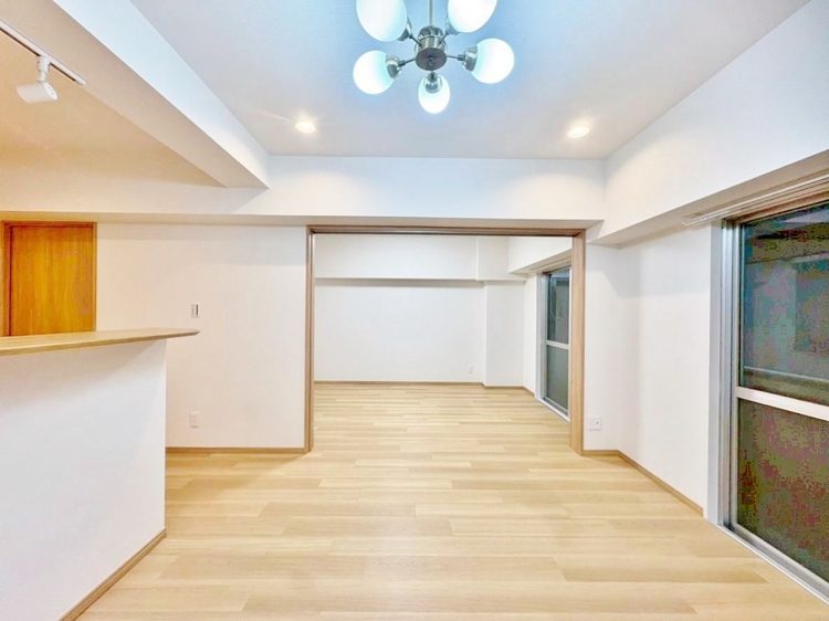 居間 快適に過ごす毎日を求めて、暮らしの中でご自身の「マイホーム」に創り上げてください。