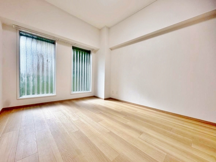 寝室 ベッドも十分に設置するスペースがあります。