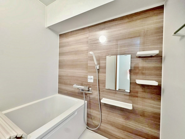 風呂 一日の疲れを癒すバスルームは、心地よいリラックスを叶える清潔感溢れる空間です。