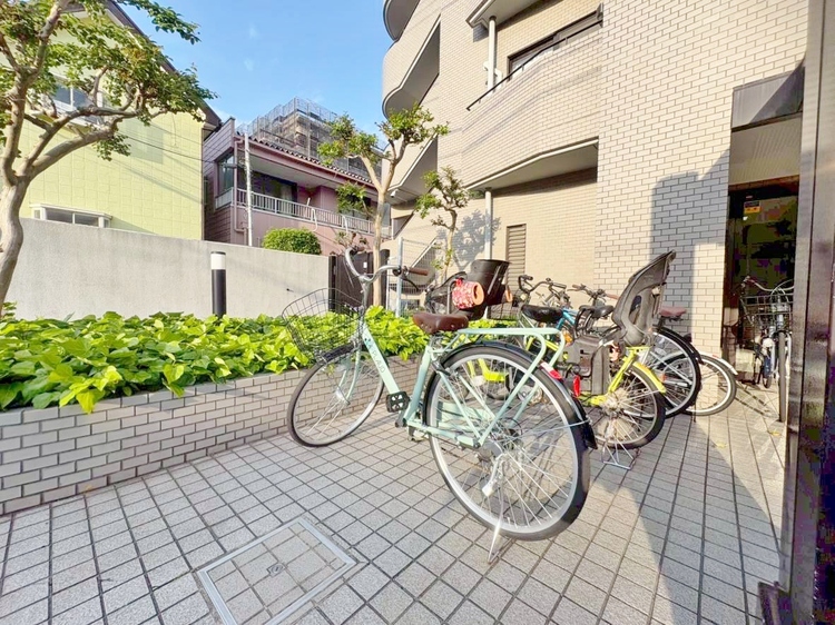 設備 きちんと整備された駐輪場。住む方の心遣いが感じられます。