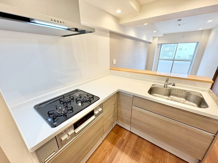 キッチン スマートな意匠と充実の機能を備えたキッチンが、暮らしにおいしい彩りを添えます。