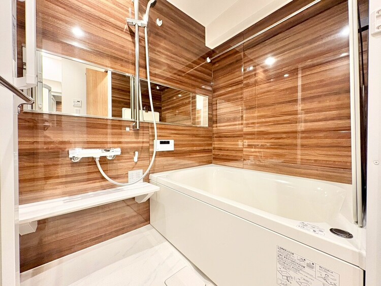 風呂 一日の疲れを癒すバスルームは、心地よいリラックスを叶える清潔感溢れる空間です。