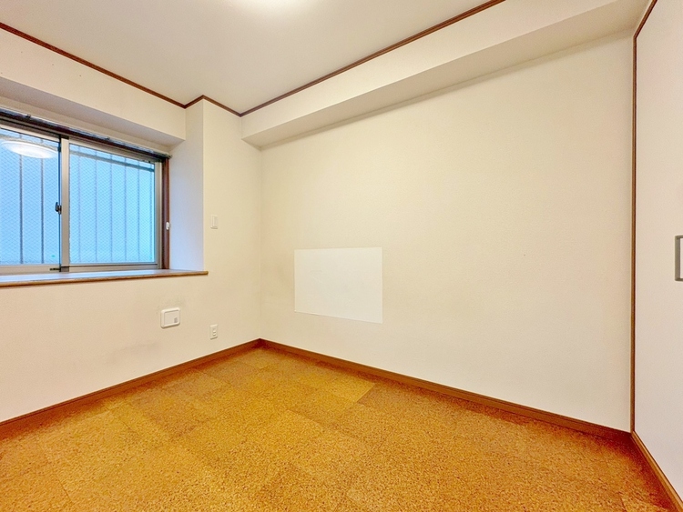 寝室 ベッドも十分に設置するスペースがあります。