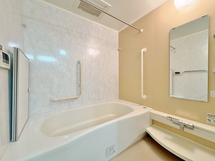 風呂 一日の疲れを癒すバスルームは、心地よいリラックスを叶える清潔感溢れる空間です。