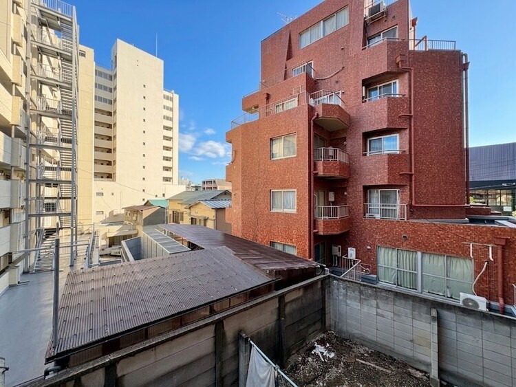 バルコニー 窓を開けると広がる青空。心をリフレッシュして日々を過ごしていきましょう。