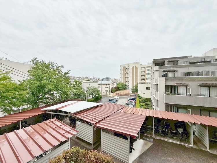 バルコニー 窓を開けると広がる青空。心をリフレッシュして日々を過ごしていきましょう。