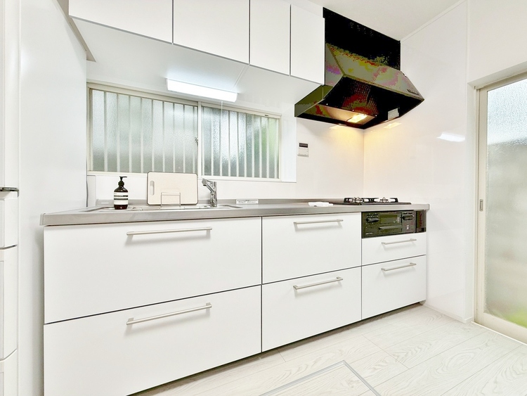 キッチン スマートな意匠と充実の機能を備えたキッチンが、暮らしにおいしい彩りを添えます。