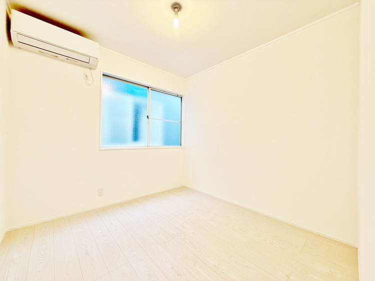 寝室 ベッドも十分に設置するスペースがあります。