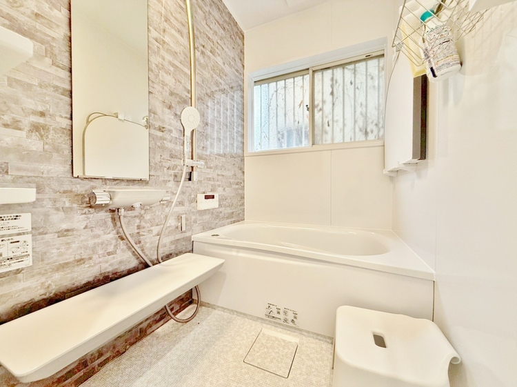 風呂 一日の疲れを癒すバスルームは、心地よいリラックスを叶える清潔感溢れる空間です。