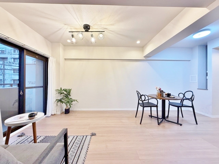 居間 居心地の良い空気感は、暮らしのステージを彩り、心からのやすらぎと満足感を与えてくれます。