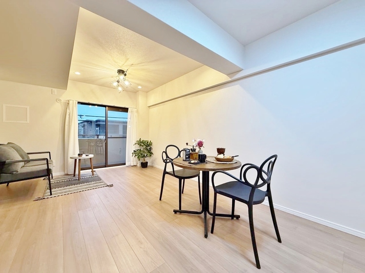 居間 飾り過ぎないシンプルな内装と偏り過ぎないデザインで統一しました。