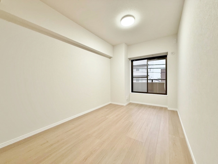 寝室 ベッドも十分に設置するスペースがあります。