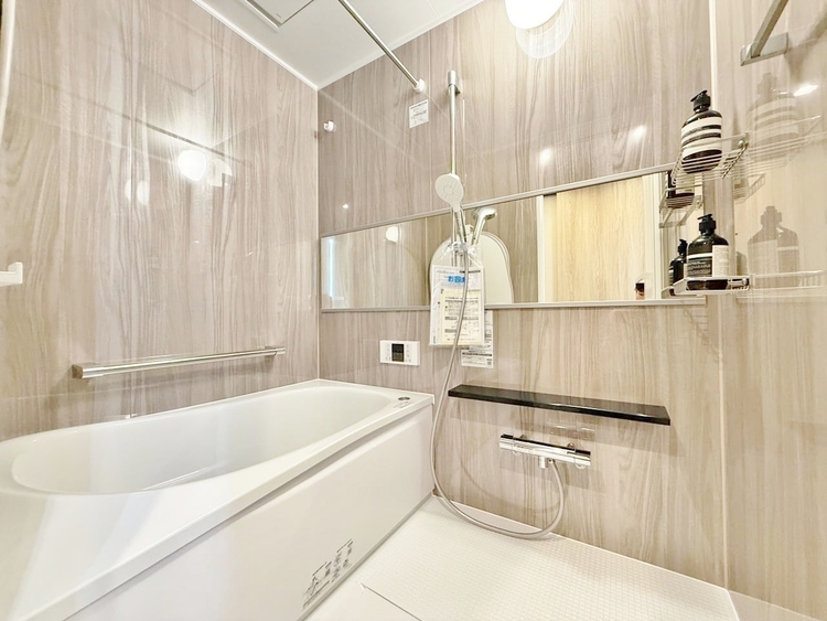 風呂 一日の疲れを癒すバスルームは、心地よいリラックスを叶える清潔感溢れる空間です。