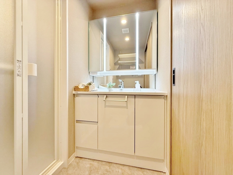 洗面 何かと物が増える場所だからこそ、スッキリと見映えの良い空間に。