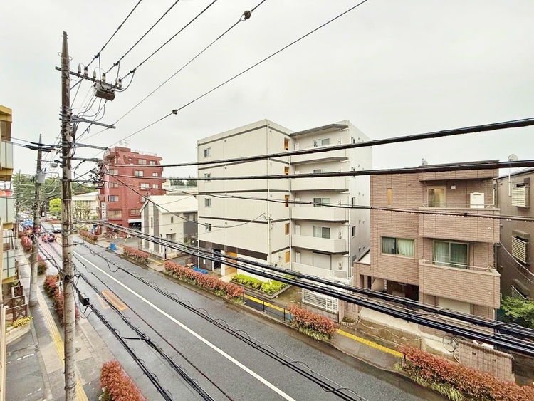 バルコニー 窓を開けると広がる青空。心をリフレッシュして日々を過ごしていきましょう。