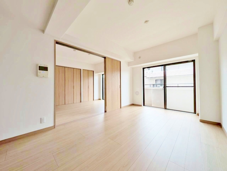 居間 忙しく過ぎゆく日常を置き去るほど、ゆったりした時間が流れるリビング。