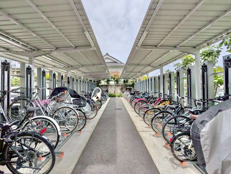 設備 整理整頓された駐輪場で、管理体制の良好さがうかがえます。