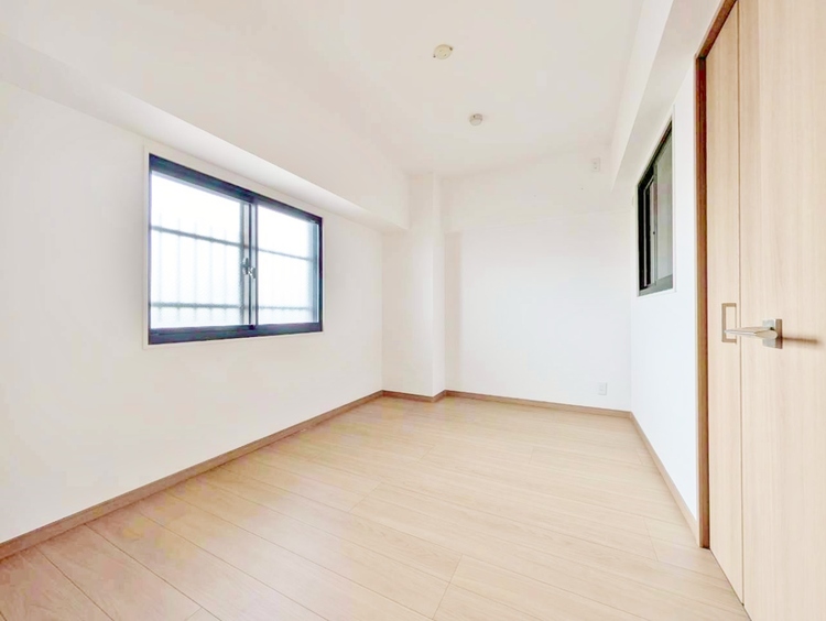 寝室 ベッドも十分に設置するスペースがあります。