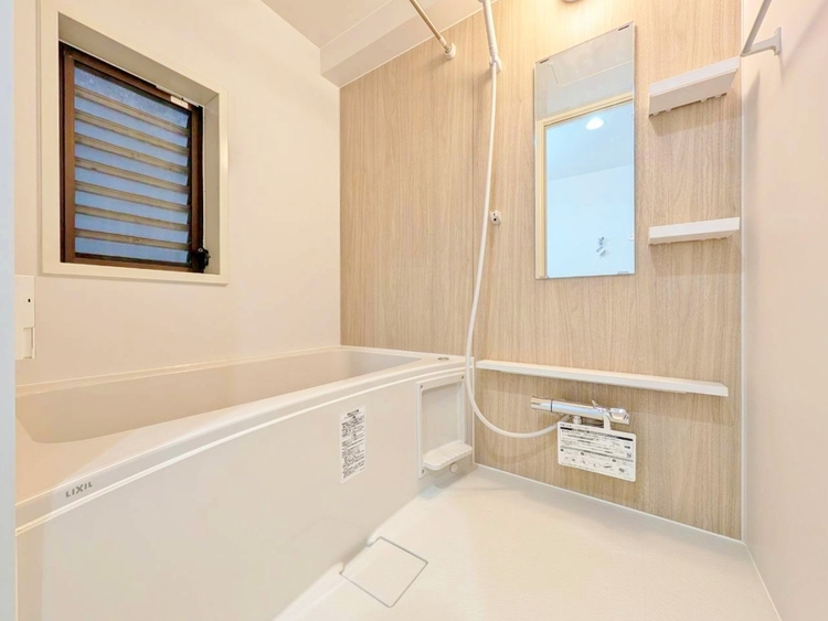 風呂 一日の疲れを癒すバスルームは、心地よいリラックスを叶える清潔感溢れる空間です。