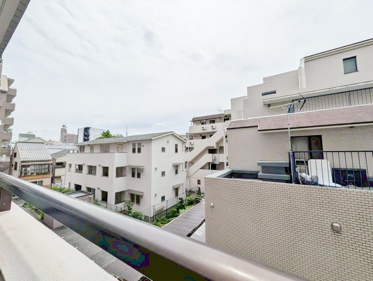 バルコニー 窓を開けると広がる青空。心をリフレッシュして日々を過ごしていきましょう。