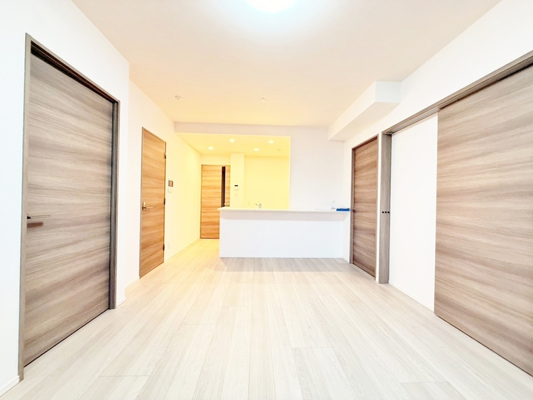 居間 忙しく過ぎゆく日常を置き去るほど、ゆったりした時間が流れるリビング。