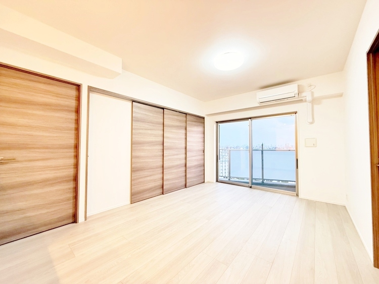 居間 居心地の良い空気感は、暮らしのステージを彩り、心からのやすらぎと満足感を与えてくれます。