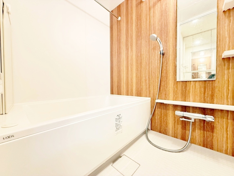 風呂 一日の疲れを癒すバスルームは、心地よいリラックスを叶える清潔感溢れる空間です。